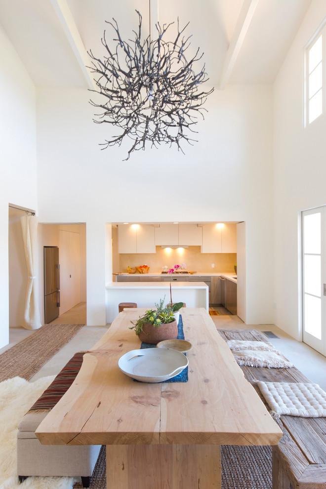 Idée de décoration pour une salle à manger ouverte sur la cuisine méditerranéenne avec un mur blanc.