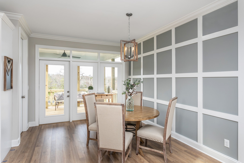 Idée de décoration pour une petite salle à manger ouverte sur le salon design avec un mur gris, un sol en bois brun, aucune cheminée et un sol marron.