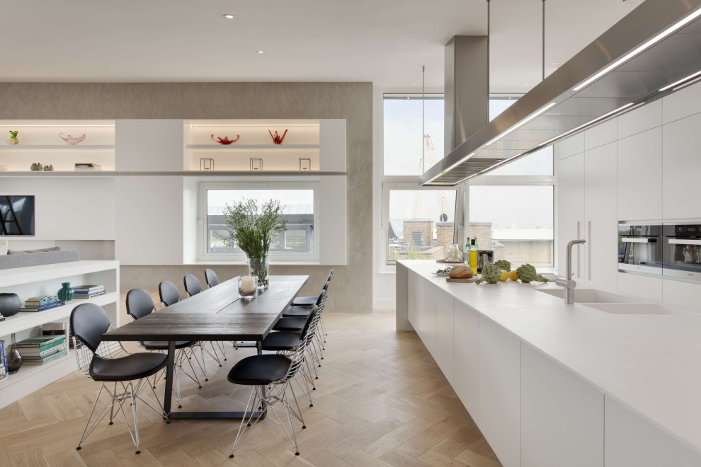 Idee per una sala da pranzo aperta verso il soggiorno contemporanea di medie dimensioni con pareti bianche, pavimento in legno massello medio, pavimento marrone e soffitto a volta