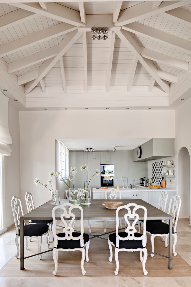 Große Country Wohnküche ohne Kamin mit weißer Wandfarbe und hellem Holzboden in Malaga