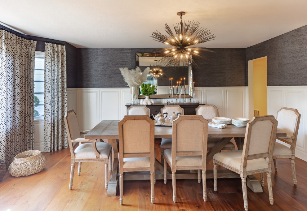 Idées déco pour une salle à manger classique avec un mur gris, un sol en bois brun, un sol marron, boiseries et du papier peint.