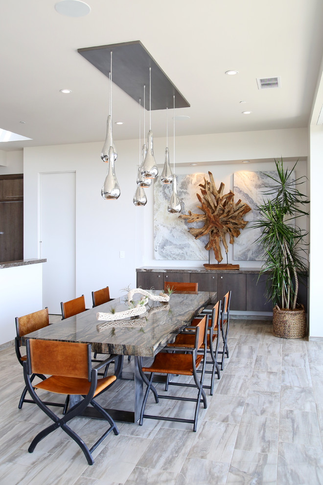 Offenes, Mittelgroßes Modernes Esszimmer mit weißer Wandfarbe und hellem Holzboden in Orange County