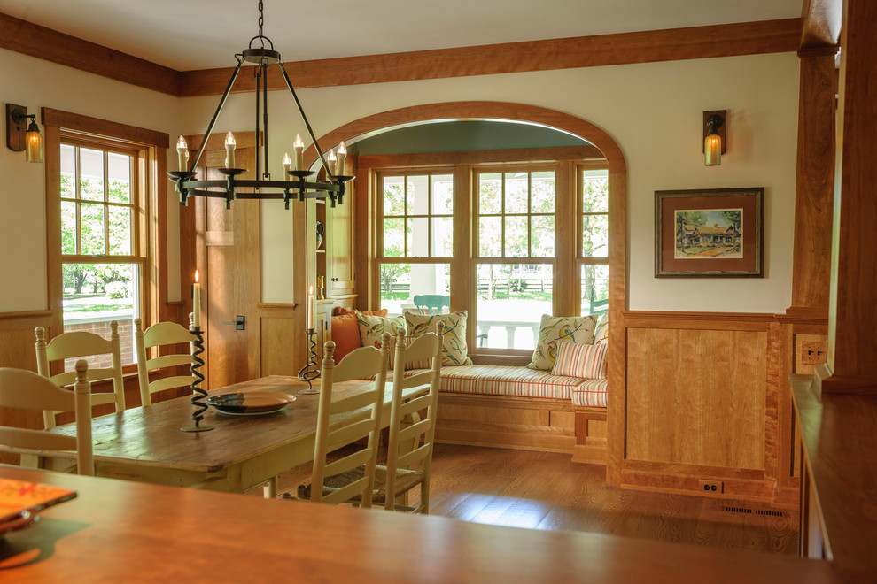 Diseño de comedor de cocina de estilo americano de tamaño medio con paredes blancas y suelo de madera en tonos medios