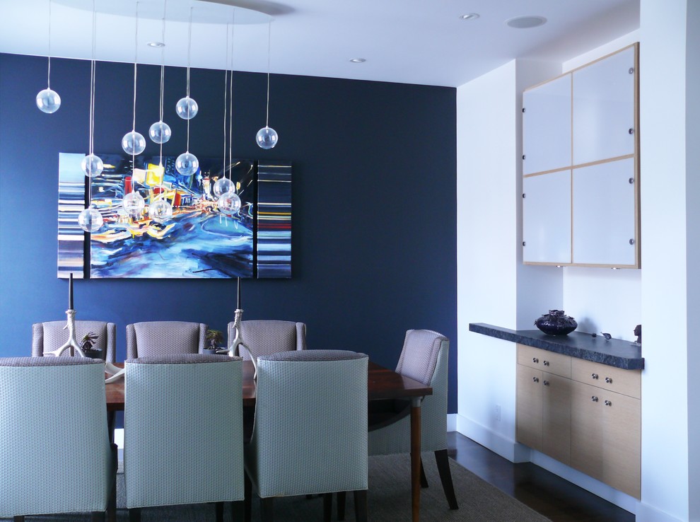 Esempio di una sala da pranzo minimal chiusa e di medie dimensioni con pareti blu, parquet scuro, nessun camino e pavimento marrone