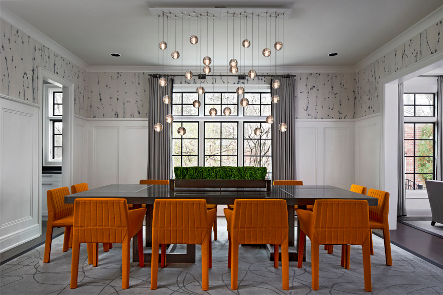 Idée de décoration pour une grande salle à manger minimaliste avec un mur multicolore et parquet peint.