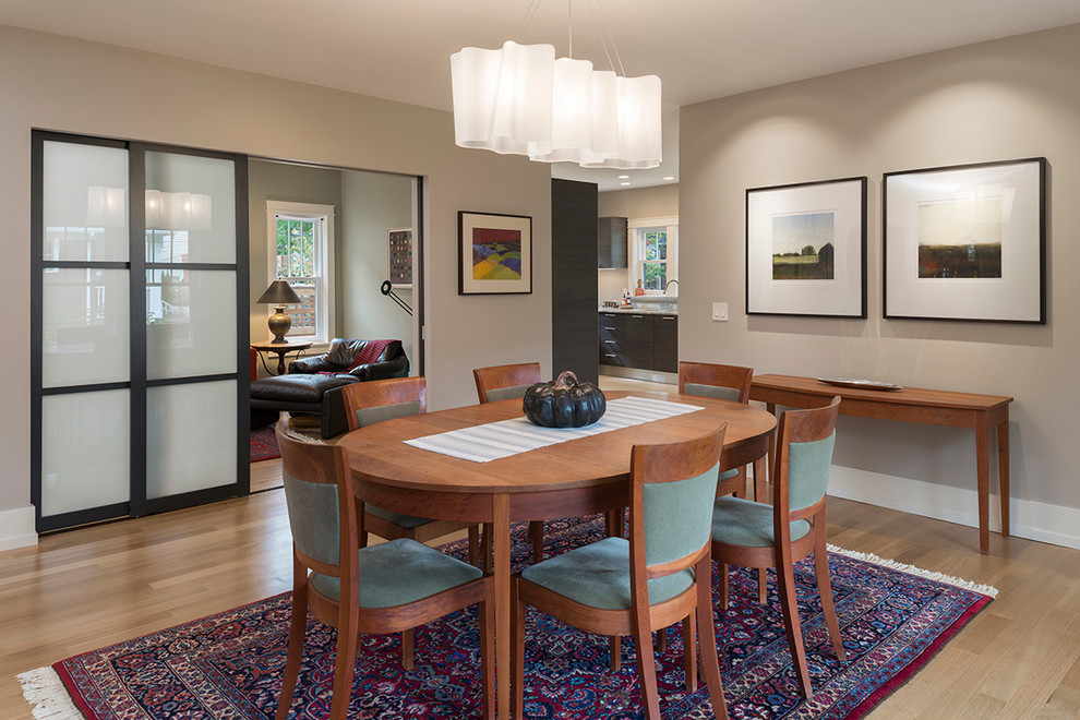 На фото: гостиная-столовая среднего размера в стиле кантри с светлым паркетным полом, серыми стенами и бежевым полом с