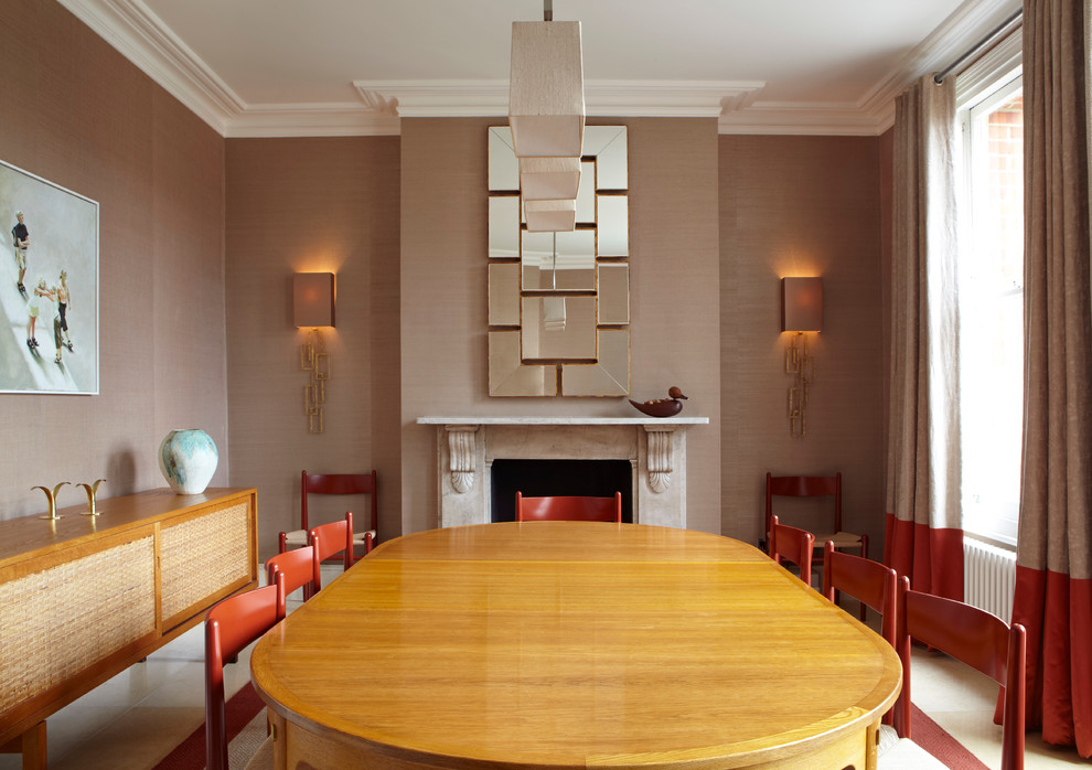 Стильный дизайн: столовая в современном стиле с коричневыми стенами и стандартным камином - последний тренд