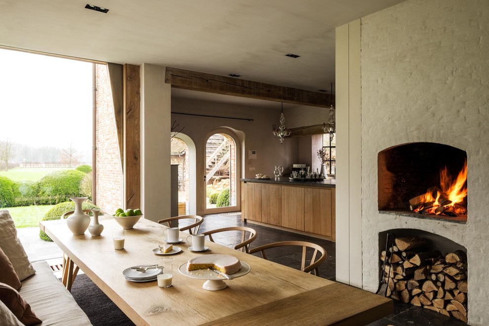 Ispirazione per una sala da pranzo aperta verso il soggiorno country con pareti beige