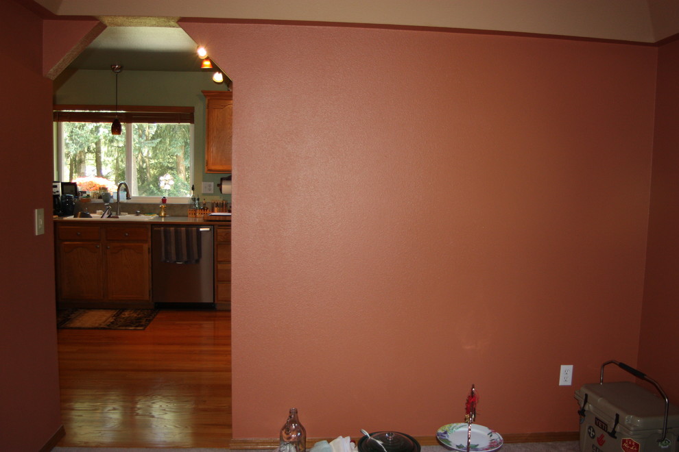Klassische Wohnküche mit oranger Wandfarbe in Seattle