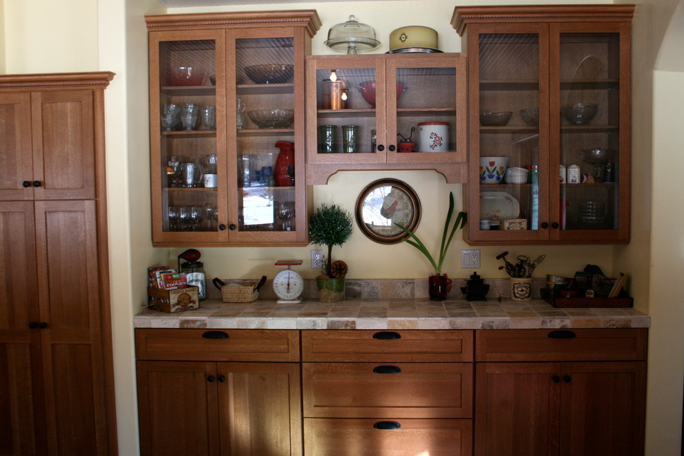 Esempio di una sala da pranzo aperta verso la cucina country di medie dimensioni con pareti gialle, pavimento in legno massello medio e nessun camino