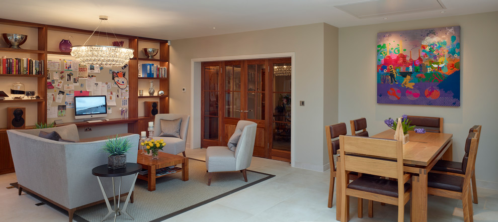 Esempio di una grande sala da pranzo aperta verso il soggiorno minimal con pareti beige e pavimento in marmo