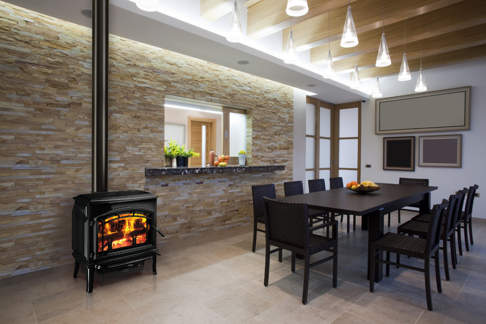 Diseño de comedor de cocina minimalista de tamaño medio con paredes blancas, suelo vinílico, chimeneas suspendidas, marco de chimenea de metal y suelo beige