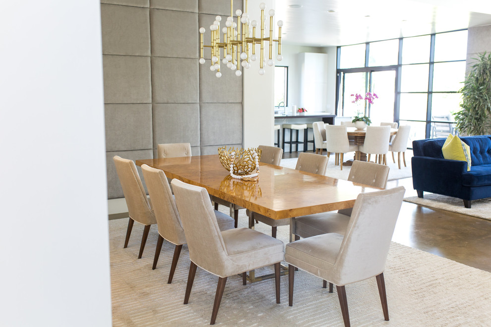Aménagement d'une salle à manger ouverte sur le salon contemporaine avec parquet foncé et un sol marron.