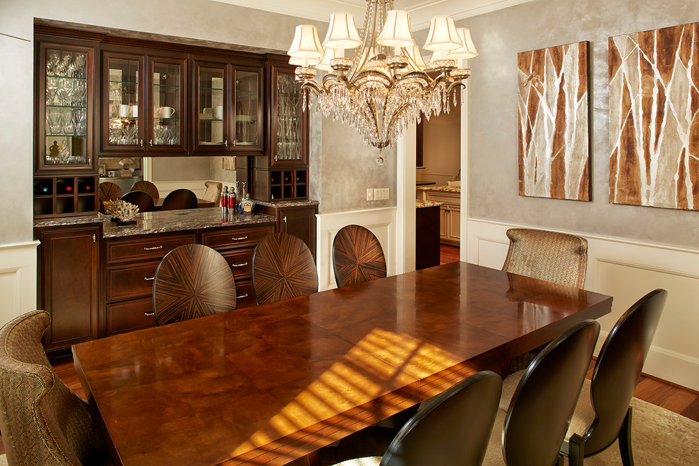Foto di una sala da pranzo tradizionale chiusa con pareti beige e pavimento in legno massello medio