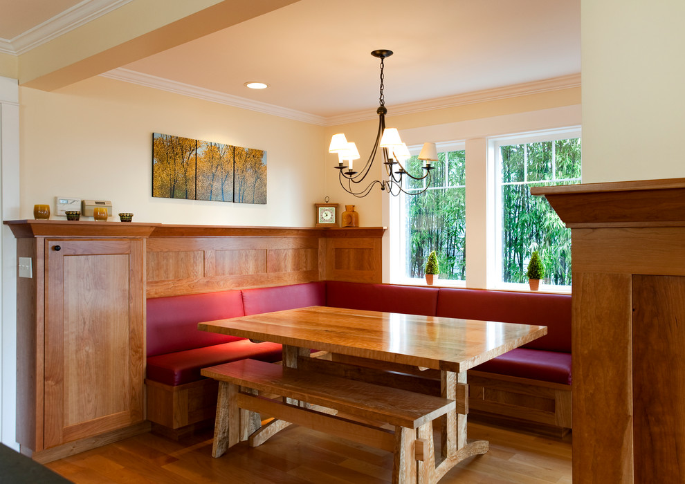 Idee per una sala da pranzo american style chiusa e di medie dimensioni con pareti gialle, pavimento in legno massello medio e nessun camino