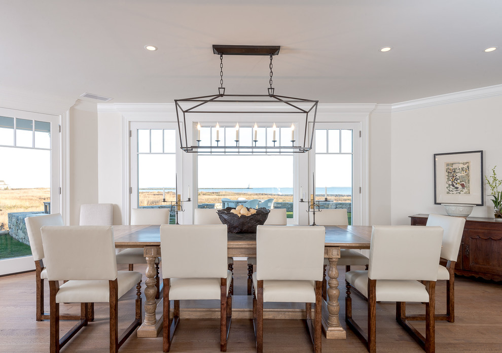 Стильный дизайн: кухня-столовая в морском стиле с бежевыми стенами, паркетным полом среднего тона и коричневым полом без камина - последний тренд