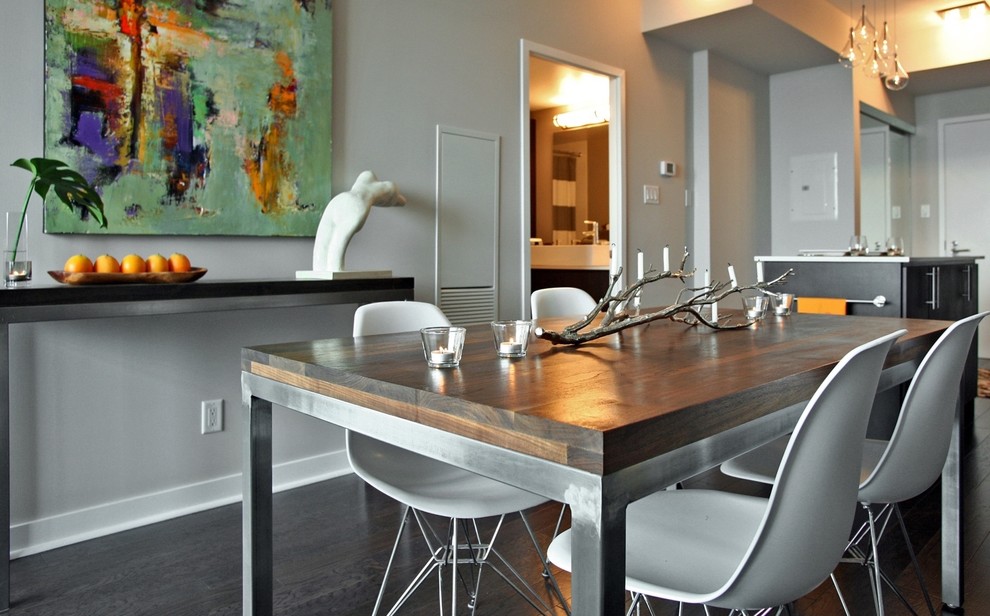 Inspiration pour une petite salle à manger ouverte sur le salon design avec un mur gris, parquet foncé et aucune cheminée.