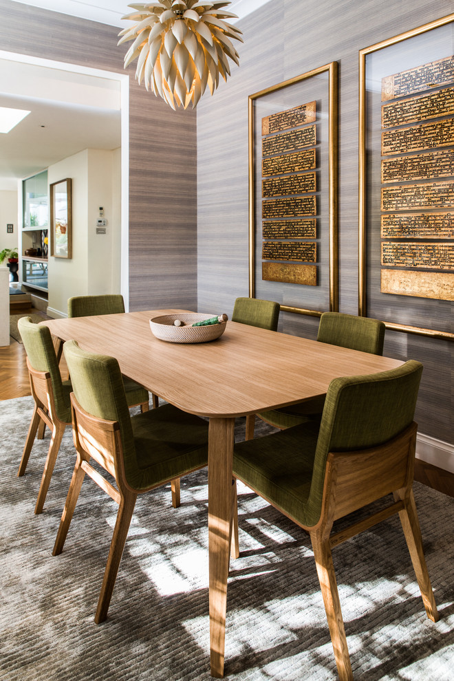 Esempio di una sala da pranzo aperta verso la cucina moderna di medie dimensioni con pareti multicolore, nessun camino e parquet chiaro