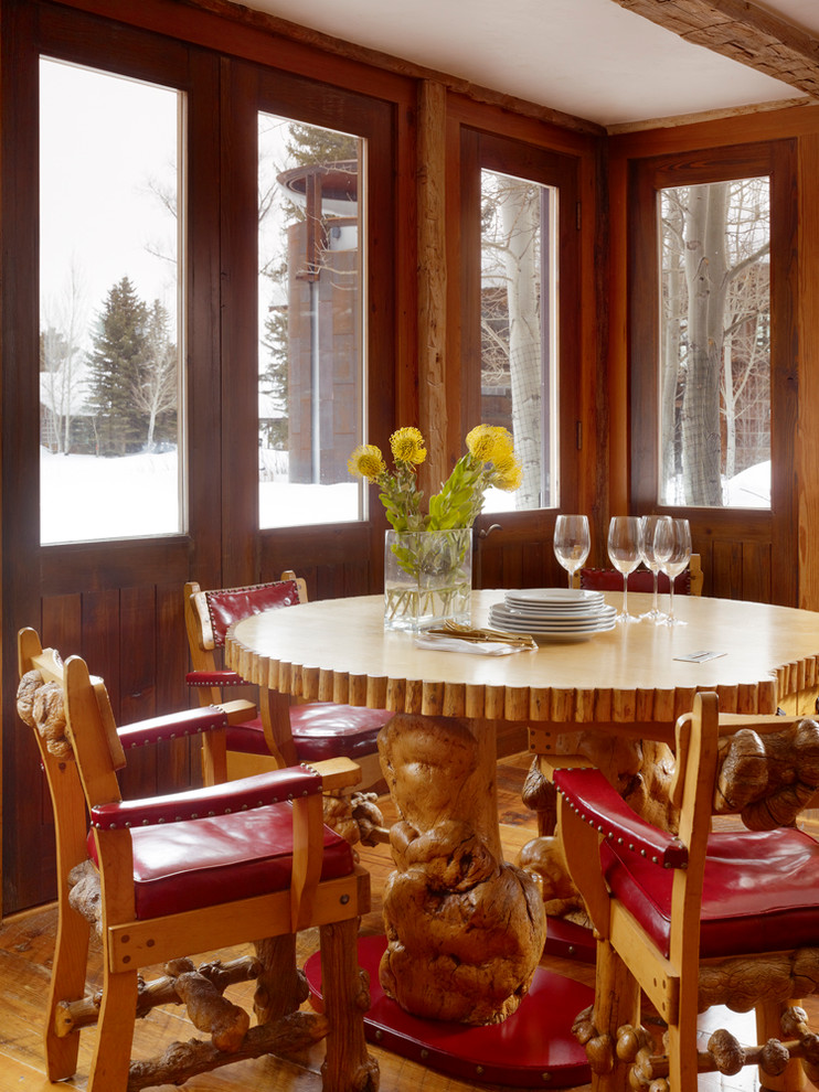 Cette image montre une salle à manger chalet avec un sol en bois brun.