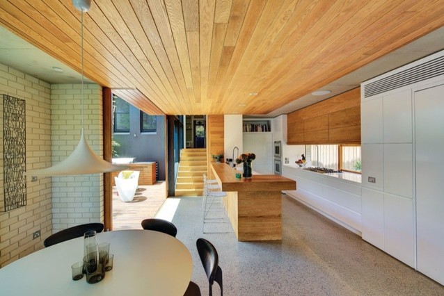 На фото: кухня-столовая в современном стиле с бетонным полом с