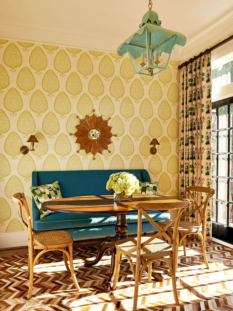 Пример оригинального дизайна: столовая в классическом стиле с разноцветными стенами