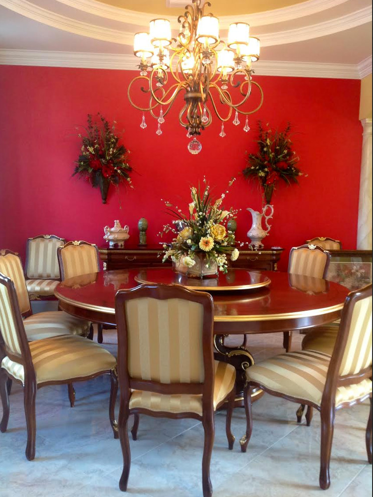 Ispirazione per una sala da pranzo aperta verso la cucina mediterranea di medie dimensioni con pareti rosse e pavimento in marmo