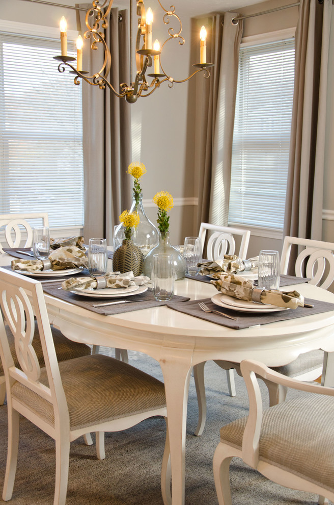 Inspiration pour une salle à manger ouverte sur la cuisine traditionnelle de taille moyenne avec un mur gris, parquet clair et un sol orange.