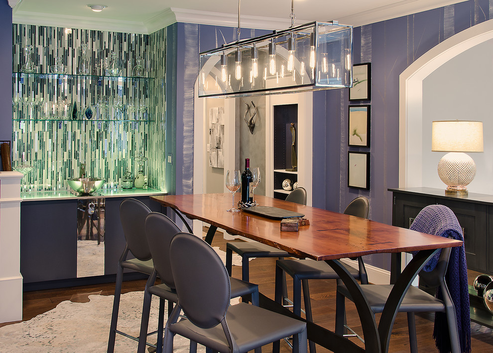 Immagine di una sala da pranzo contemporanea chiusa con pareti viola e parquet scuro