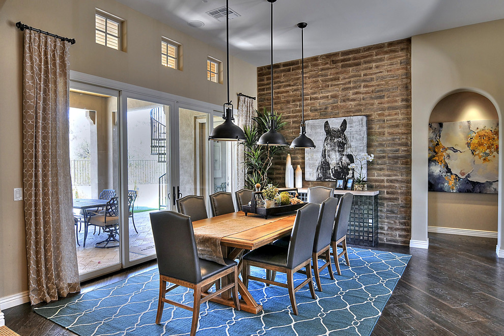 Immagine di una sala da pranzo chic con pareti beige e parquet scuro