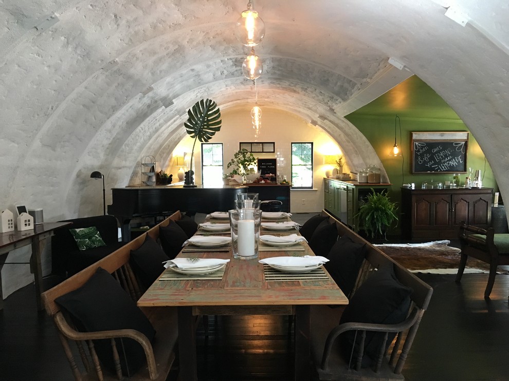 Exemple d'une grande salle à manger ouverte sur la cuisine méditerranéenne avec un mur blanc, parquet peint et un sol noir.