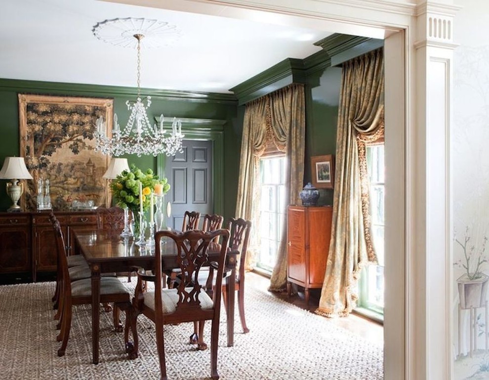 На фото: кухня-столовая среднего размера в классическом стиле с зелеными стенами и ковровым покрытием без камина