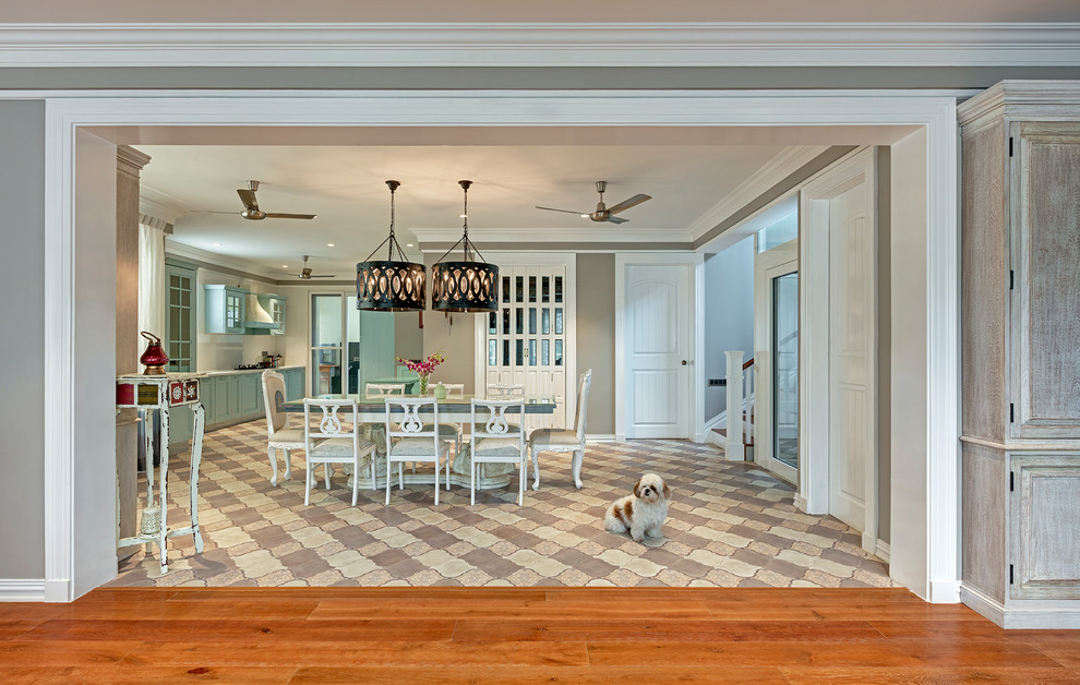 Ispirazione per una sala da pranzo aperta verso la cucina chic di medie dimensioni con pareti grigie e pavimento multicolore