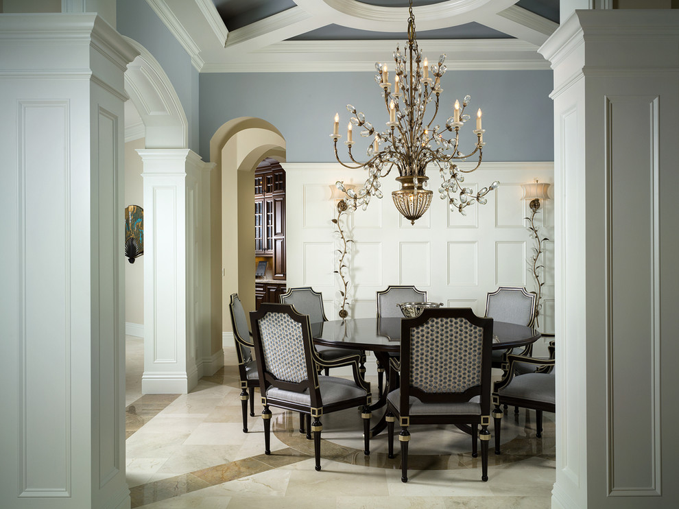 Ispirazione per una sala da pranzo tropicale con pavimento in marmo e pareti blu