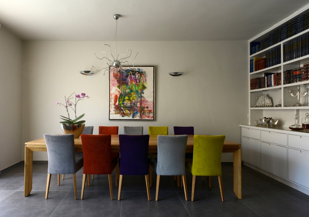 Esempio di una sala da pranzo aperta verso la cucina minimal di medie dimensioni con pareti bianche, pavimento con piastrelle in ceramica e pavimento grigio