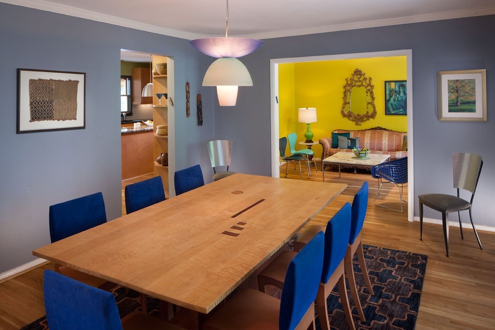 На фото: столовая в стиле фьюжн с синими стенами с