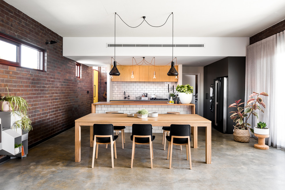 Exempel på ett mellanstort industriellt kök med matplats, med betonggolv, flerfärgade väggar och grått golv