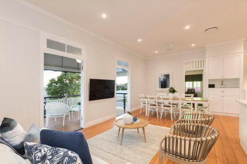 Immagine di una sala da pranzo aperta verso il soggiorno classica di medie dimensioni con pareti bianche, parquet chiaro e pavimento marrone