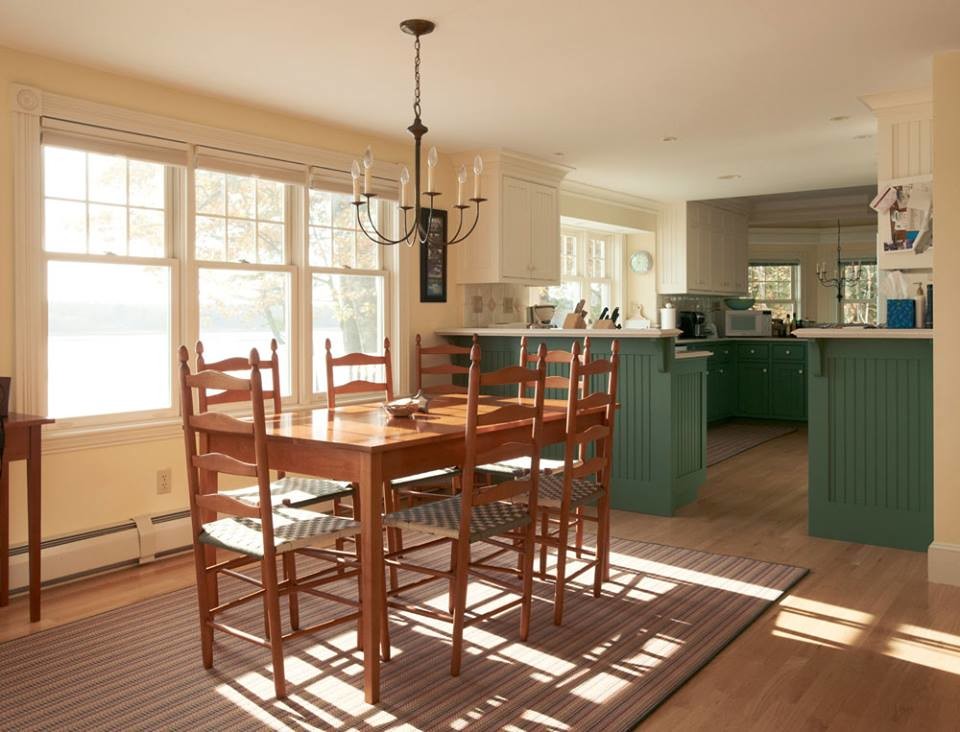 Ispirazione per una sala da pranzo aperta verso la cucina country di medie dimensioni con pareti gialle e parquet chiaro