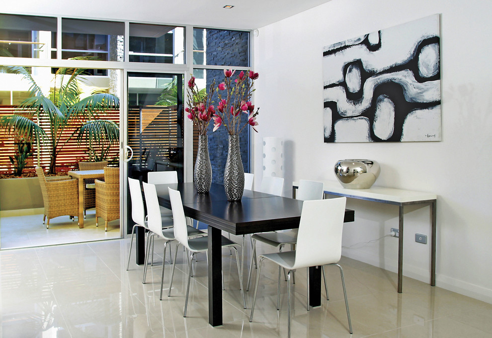 Dining room - contemporary dining room idea in Auckland