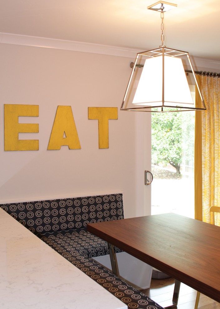 Exemple d'une salle à manger ouverte sur la cuisine chic de taille moyenne avec un mur beige.