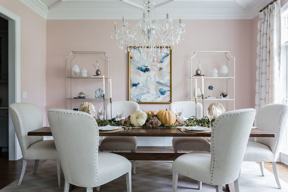 Идея дизайна: отдельная столовая в стиле неоклассика (современная классика) с розовыми стенами, паркетным полом среднего тона и коричневым полом