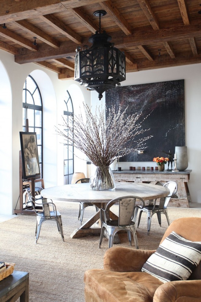 На фото: столовая в стиле неоклассика (современная классика) с белыми стенами и ковровым покрытием с