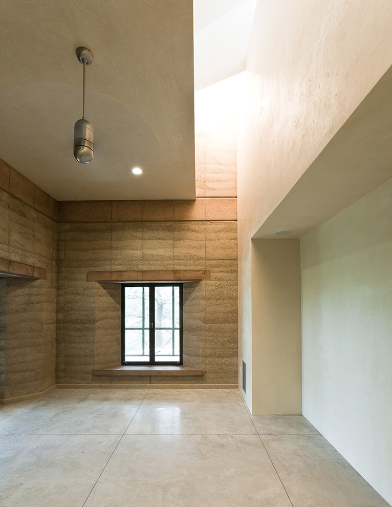 Immagine di una sala da pranzo aperta verso la cucina rustica di medie dimensioni con pareti beige
