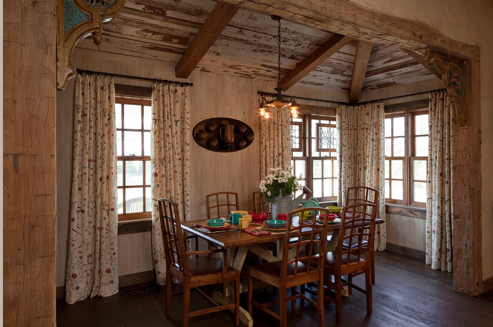 Réalisation d'une rideau de salle à manger chalet avec parquet foncé.