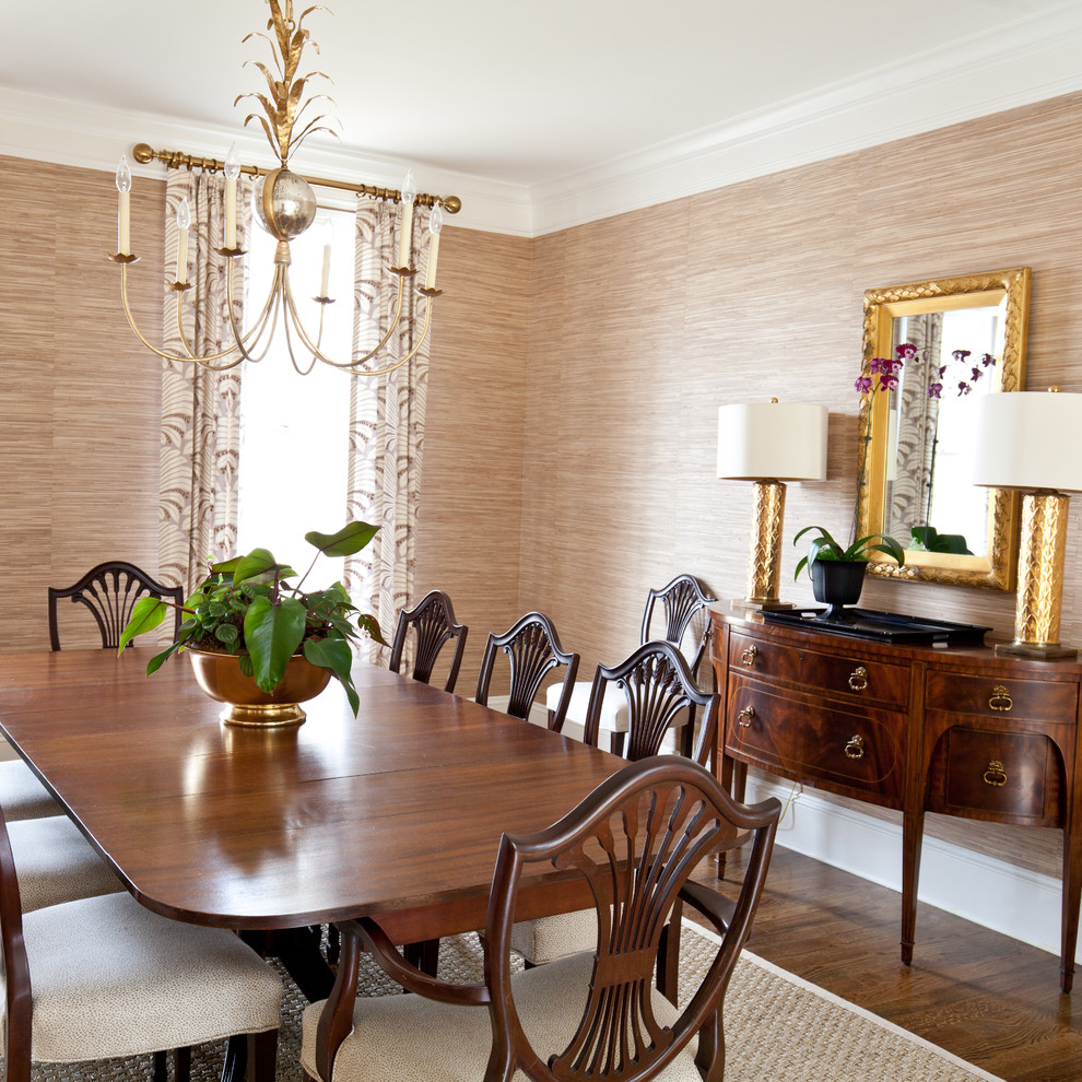 Ispirazione per una sala da pranzo classica chiusa e di medie dimensioni con pareti beige e pavimento in legno massello medio