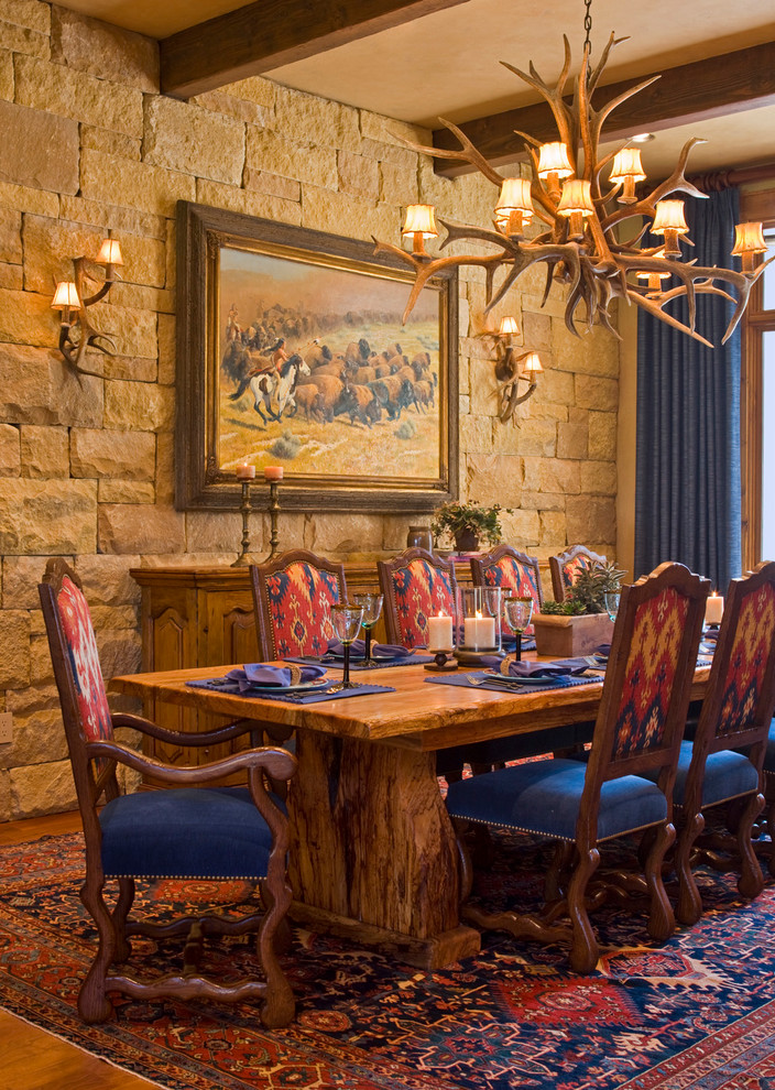 Uriges Esszimmer mit beiger Wandfarbe und braunem Holzboden in Austin