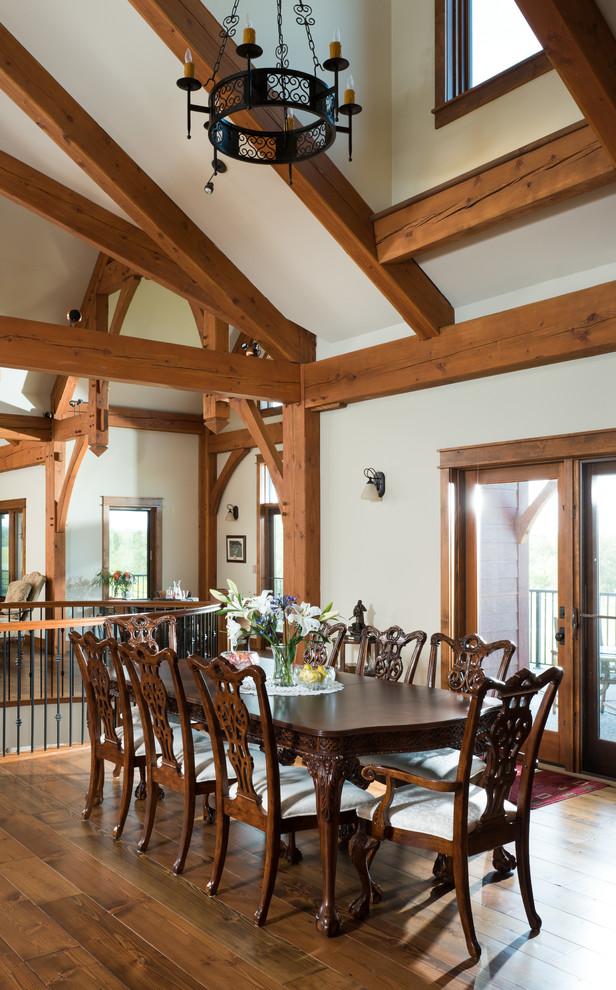 Immagine di una sala da pranzo aperta verso la cucina country di medie dimensioni con pareti bianche e pavimento in legno massello medio