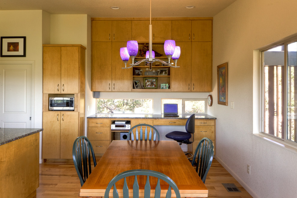 На фото: кухня-столовая в современном стиле с бежевыми стенами и паркетным полом среднего тона