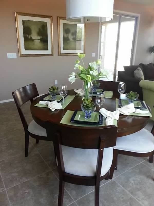 Cette image montre une salle à manger ouverte sur la cuisine minimaliste de taille moyenne avec un mur beige, un sol en carrelage de céramique, aucune cheminée et un sol gris.