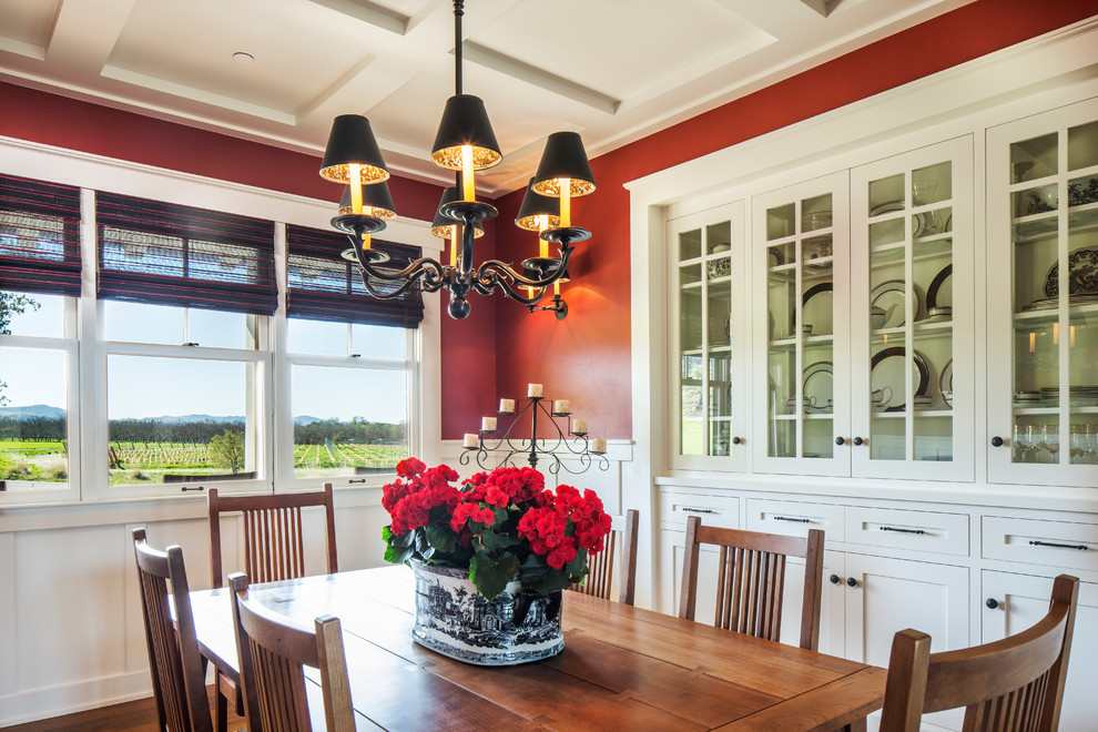 Ejemplo de comedor de estilo americano de tamaño medio cerrado con paredes rojas y suelo de madera en tonos medios